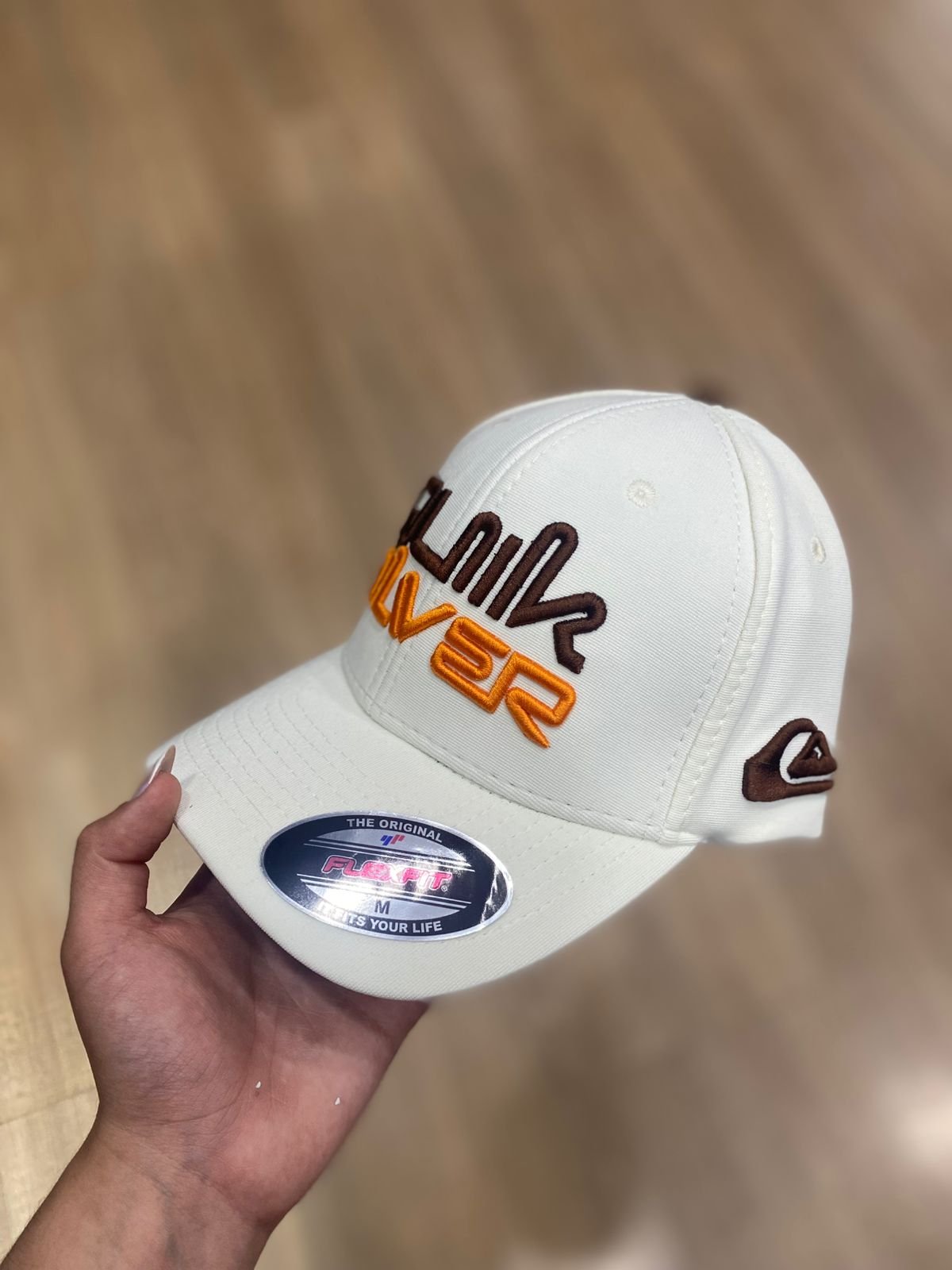 Boné QuikSilver Off White Flexfit - Conforto Premium e Estilo Autêntico.
