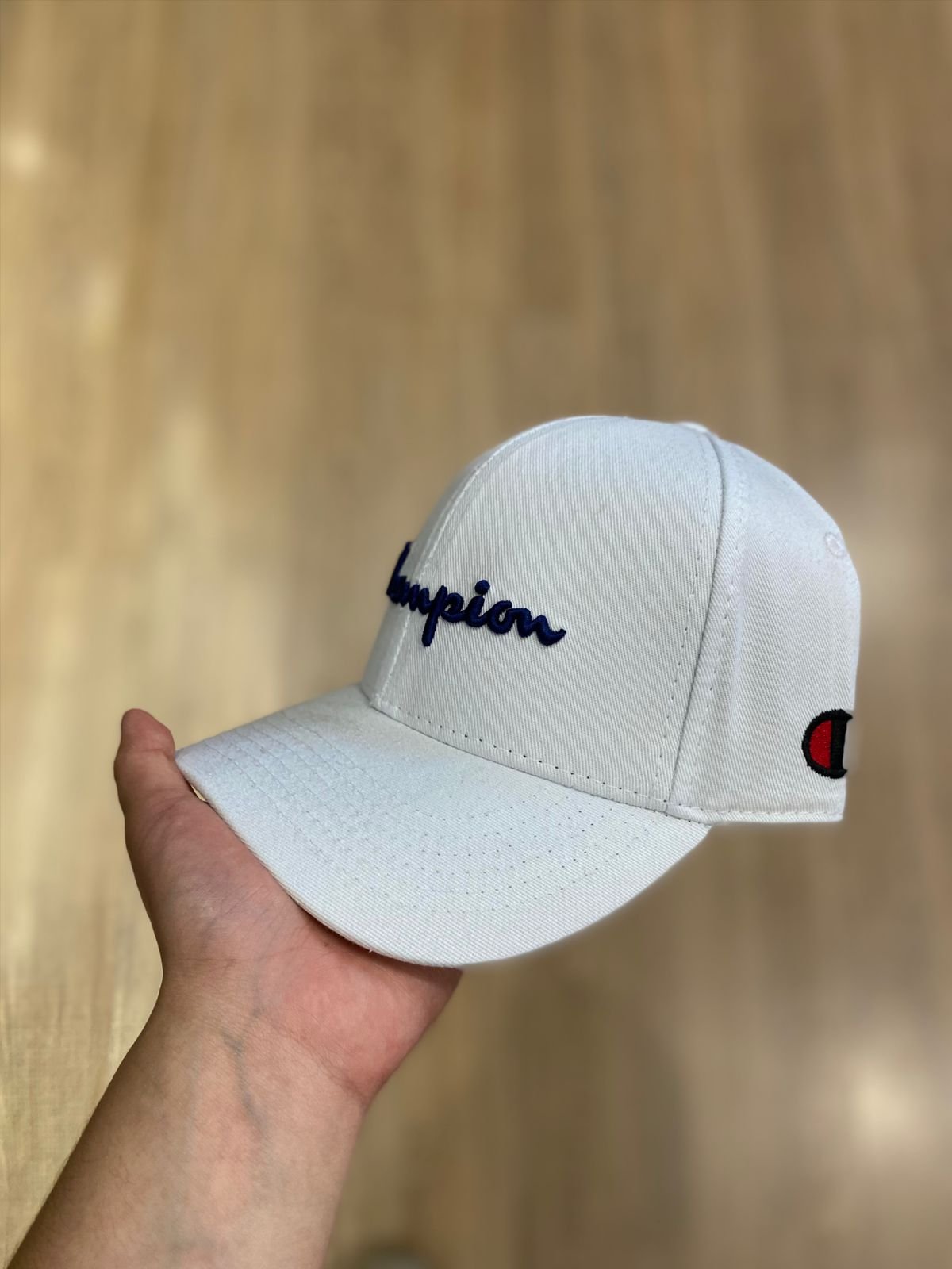 Boné Champion Branco com Regulagem - Estilo Casual e Moderno.