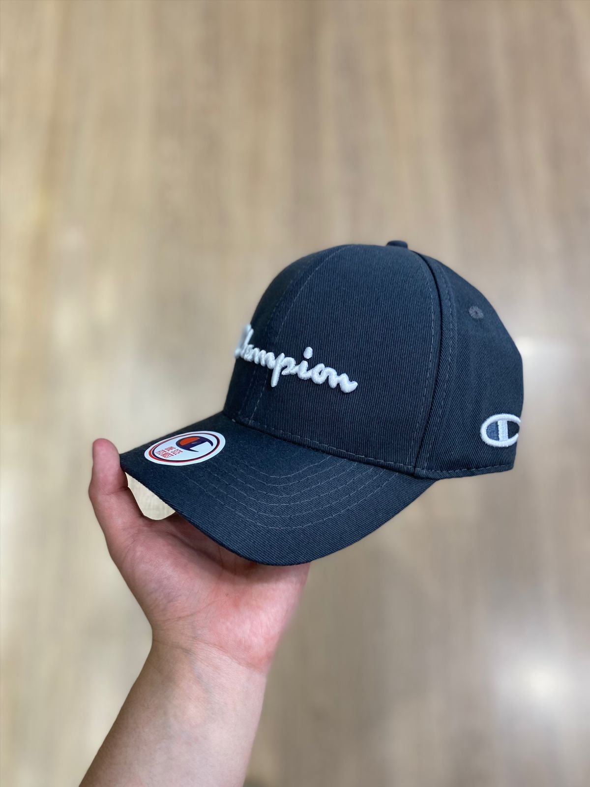 Boné Champion Cinza Grafite com Regulagem - Estilo Urbano que se destaca.