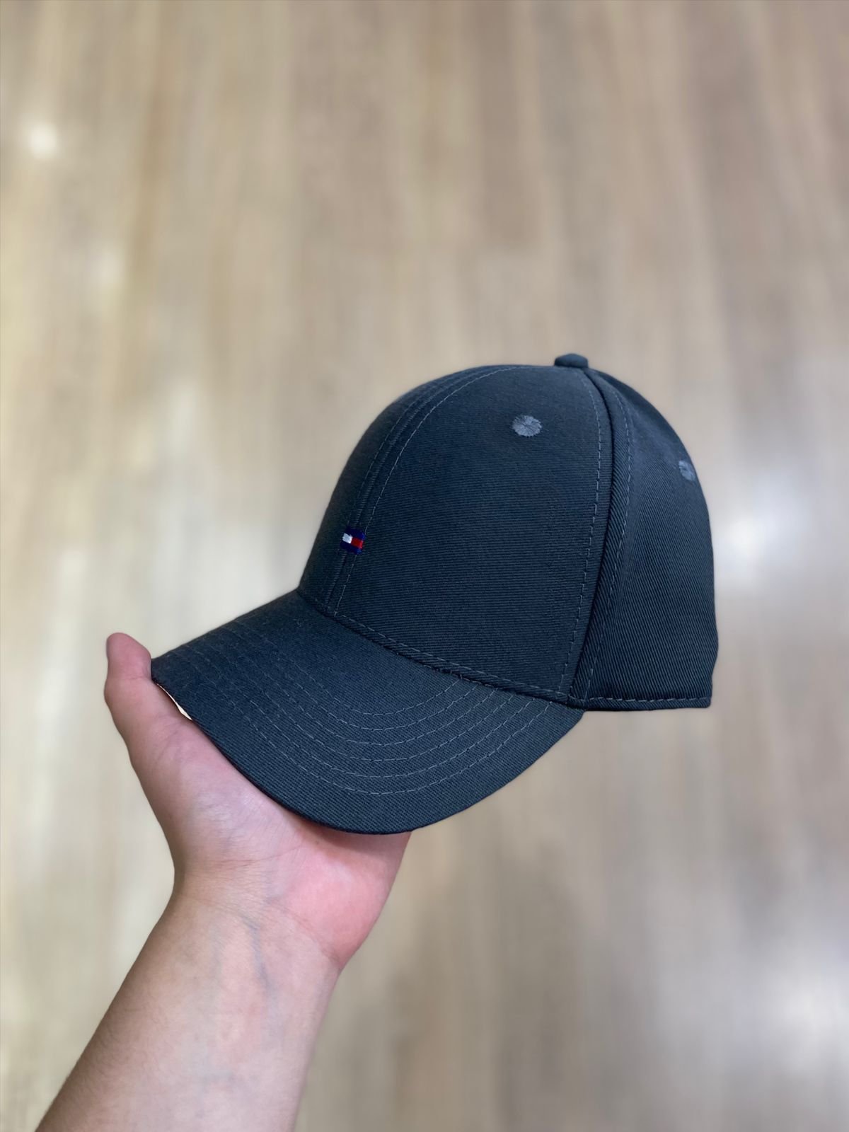 Boné Tommy Hilfiger Grafite com Regulagem- Estilo e Versatilidade.